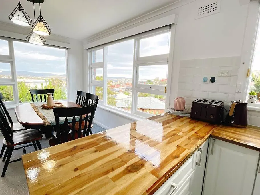 Stunning West Hobart Home- Close To City And Shops 0*,
